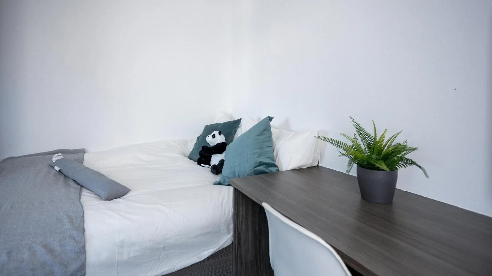 Apartment Modern City Studio W Desk And Tv Sheffield