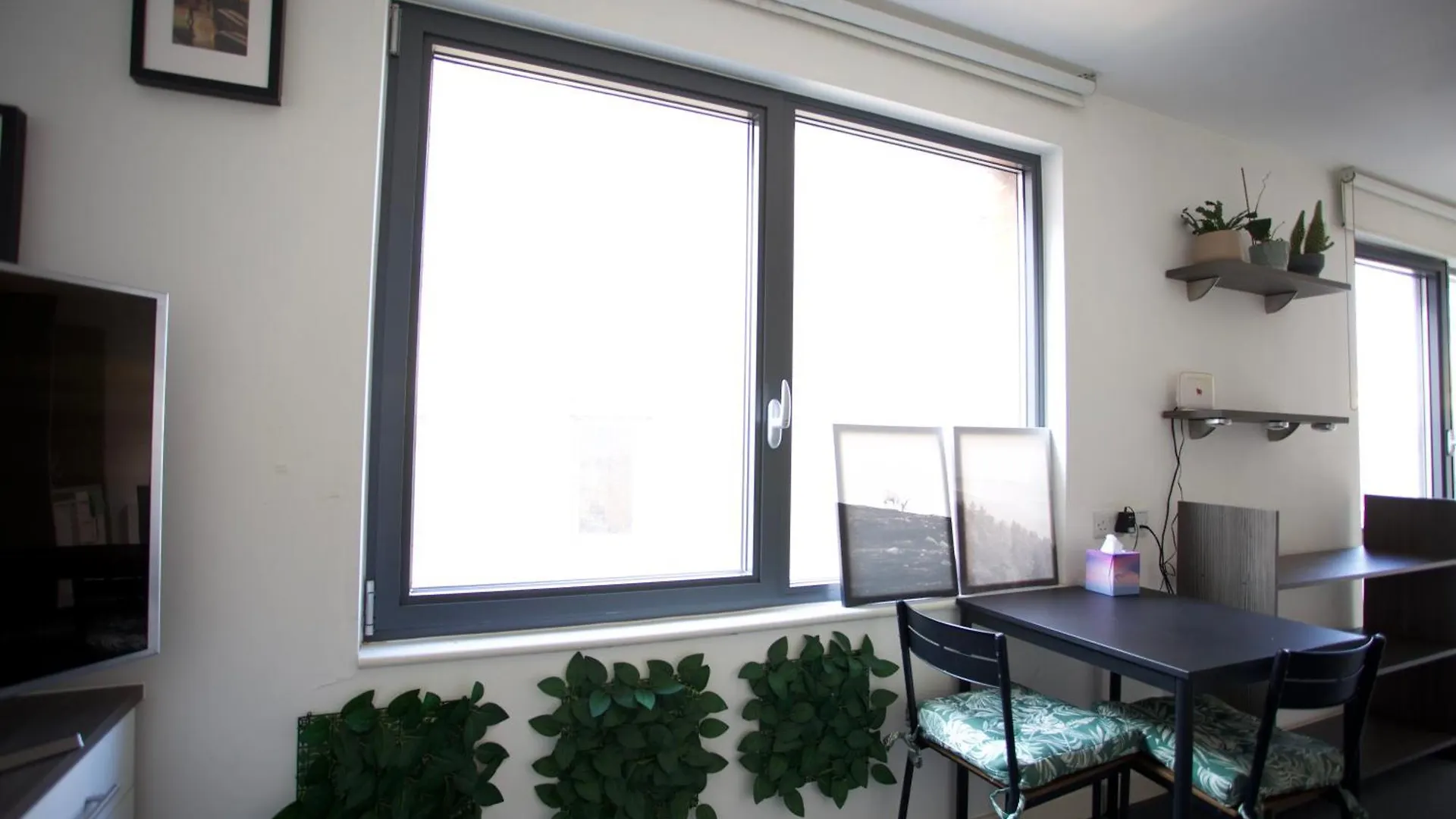 Modern City Studio W Desk And Tv Sheffield 0*,  United Kingdom