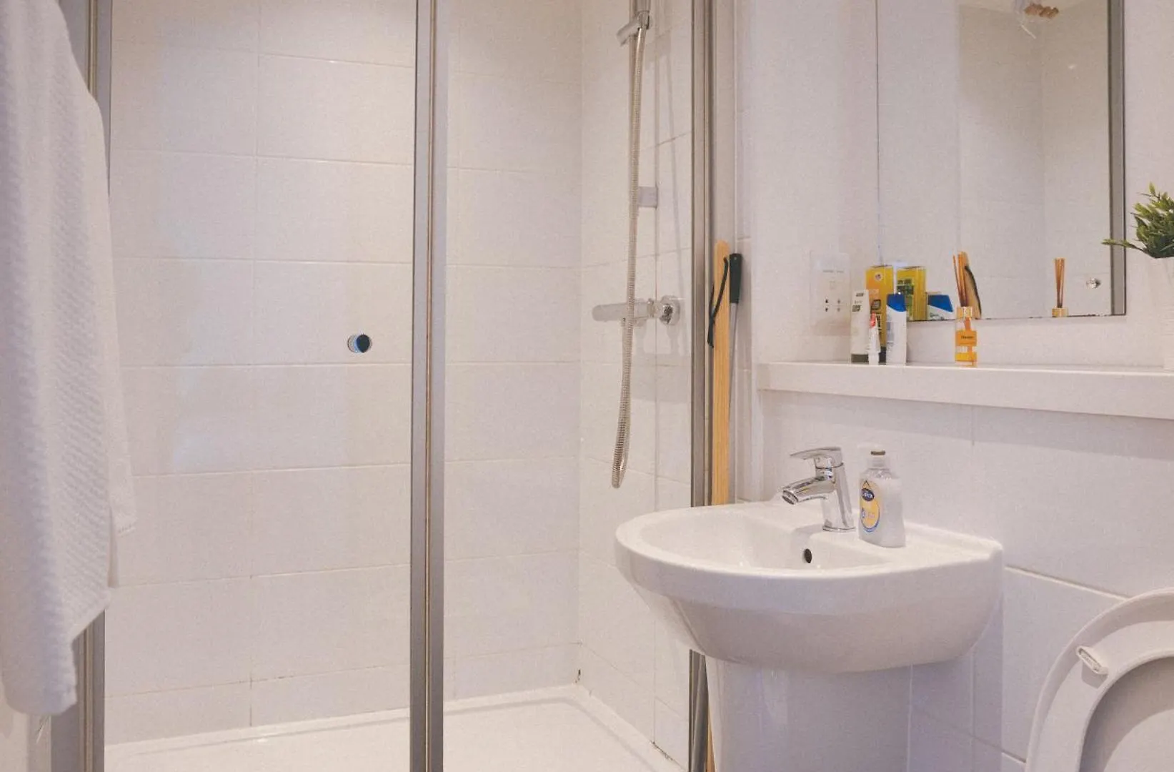 Apartment Modern City Studio W Desk And Tv Sheffield United Kingdom
